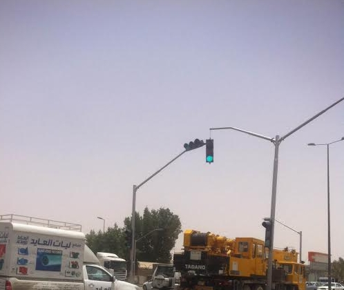 إشارة مرور آيلة للسقوط تثير رعب المارة جنوبي الرياض