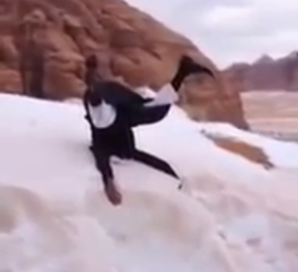 موقع بريطاني يعلق على فيديو لسعودي يسخر من تساقط الجليد