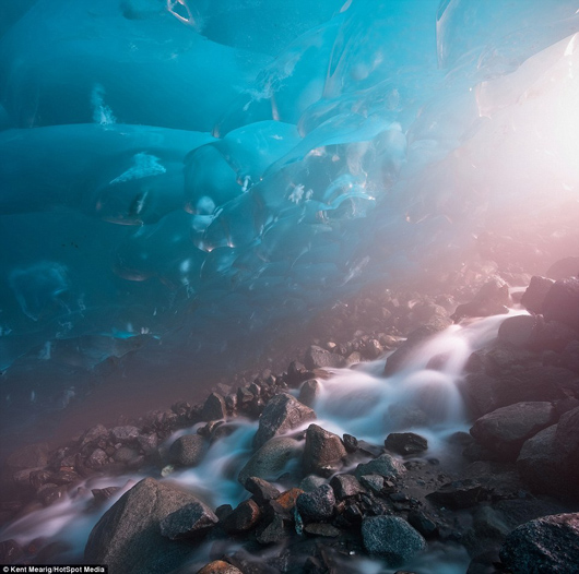بالصور.. ذوبان الأنهار الجليدية تحت الكهوف بآلاسكا