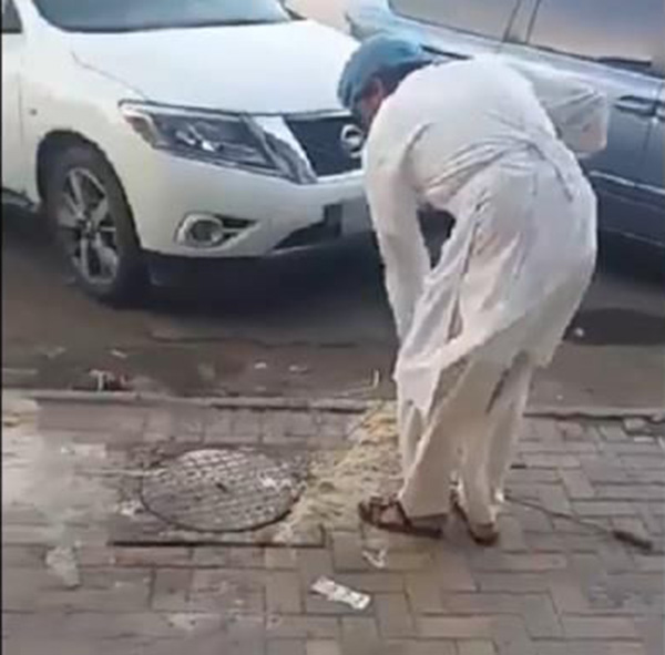 بالفيديو والصور.. عامل تميس يفتح غرفة المجاري بأدوات المخبز في الرياض.. والأمانة تتفاعل وتغلقه