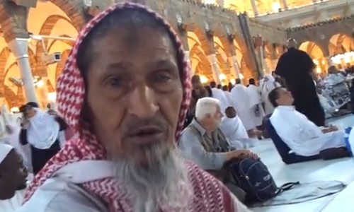 شاهد.. رجل مسن لم يترك الحرم المكي لأكثر من 80 عاماً