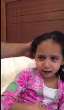 بالفيديو.. طفلة في الرابعة من عمرها تجهش بالبكاء على “لمى”