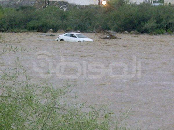 بالصور.. السيول تجرف مركبة بالمجاردة