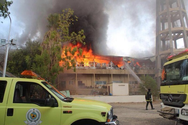 حريق مبنى قديم بجامعة أم القرى يمتد على مساحة 1000م2