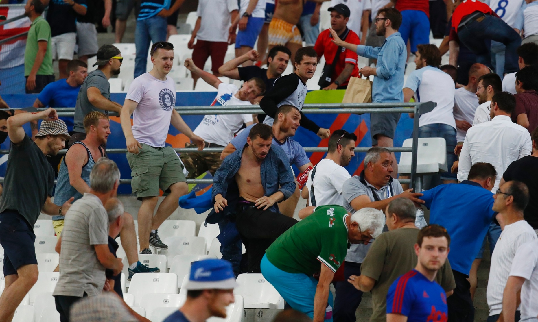الخوف من ثأر الهوليجانز يدفع بوتين للتدخل لتأمين كأس العالم