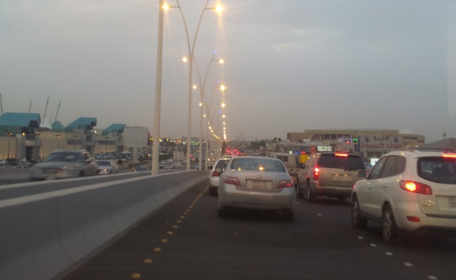 بالصور.. إطلاق جزئي لحركة المرور على جسر تقاطع طريق الملك عبدالعزيز مع الملك عبدالله