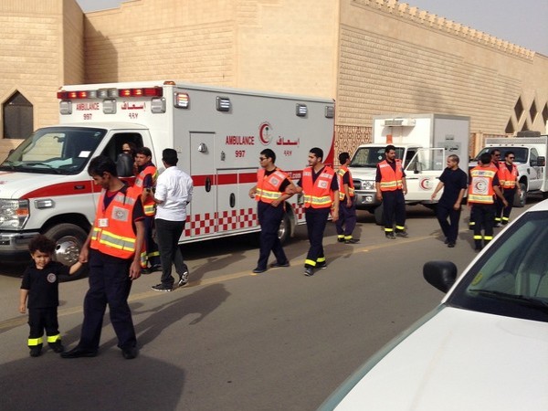 بالصور.. مسيرة للهلال الأحمر تجوب  شوارع عرعر