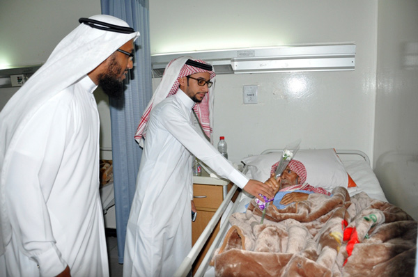 مستشفى الملك خالد بحائل يعايد المرضى المنومين
