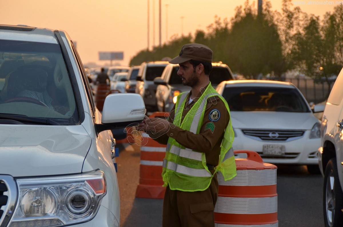 بالصور.. رجال الأمن في خدمة زوار الحرم المكي نهارًا وليلًا