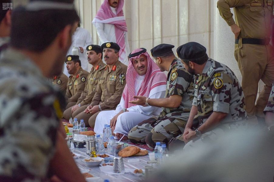 فيصل بن سلمان يشارك رجال الأمن إفطارهم بساحة المسجد النبوي