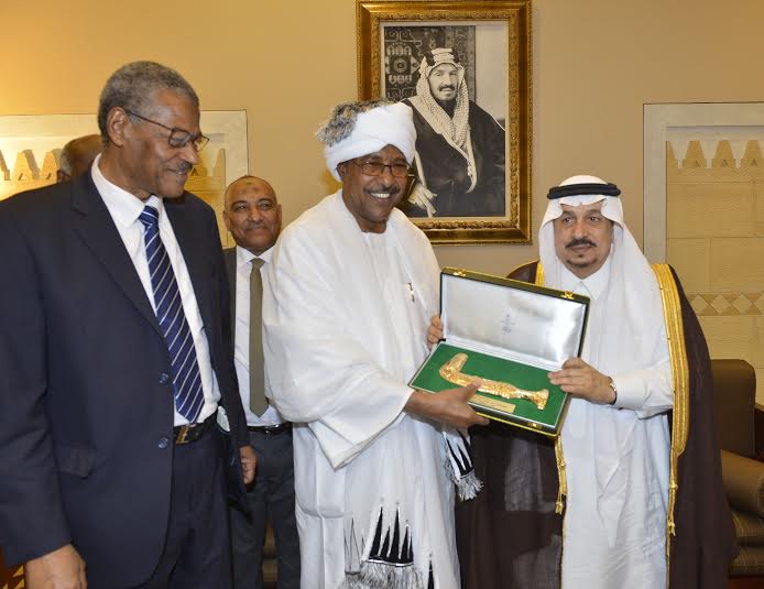 أمير منطقة الرياض يجتمع بوالي ولاية الخرطوم بجمهورية السودان32