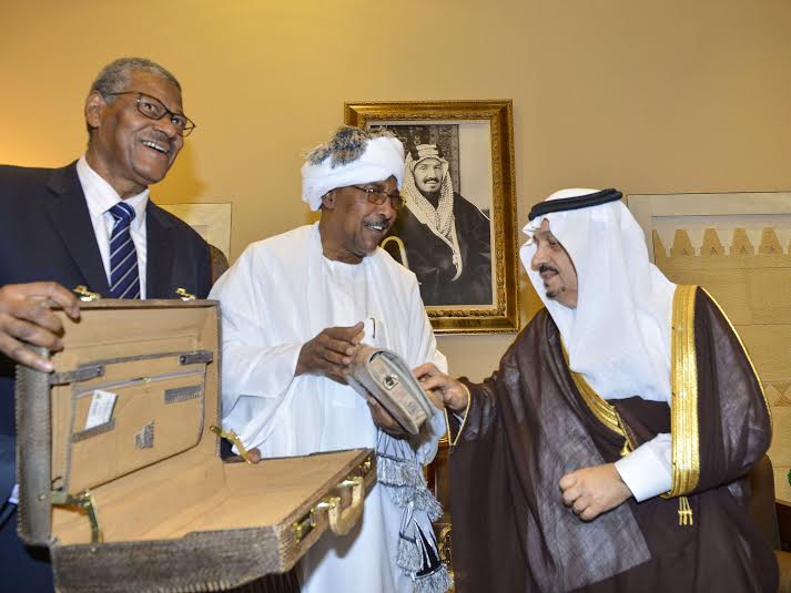 أمير منطقة الرياض يجتمع بوالي ولاية الخرطوم بجمهورية السودان35