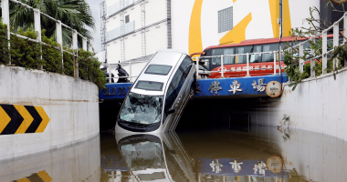 بالفيديو.. إعصار هاتو يواصل حصد الأرواح في الصين