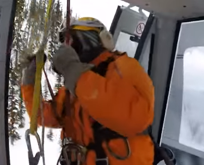إنقاذ متزلجين علقوا بـ”تلفريك” في كندا