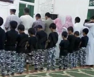 بالصورة.. 11 طفلاً يؤدون الصلاة في مسجد بزي قوات الطوارئ