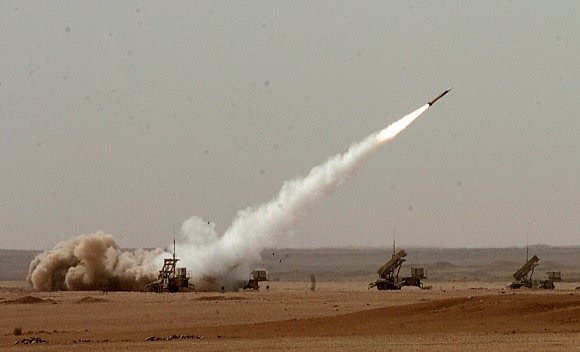 قوات الدفاع الجوي ترصد صاروخًا حوثيًا باتجاه جازان
