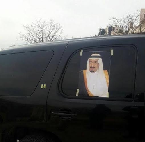 الأردنيون يرفعون صور الملك سلمان دعماً لمواقف السعودية