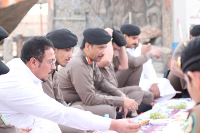 بالصور .. العقيد الجعيدي  يشارك رجال الامن الافطار بالميدان