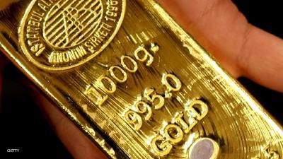صعود الدولار يهبط بأسعار الذهب