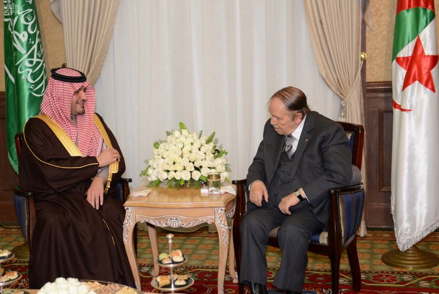 الرئيس الجزائري يستعرض العلاقات الثنائية مع وزير الداخلية