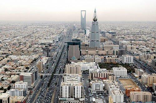 ملك البحرين وأمير قطر يصلان الرياض للعزاء في الأمير تركي