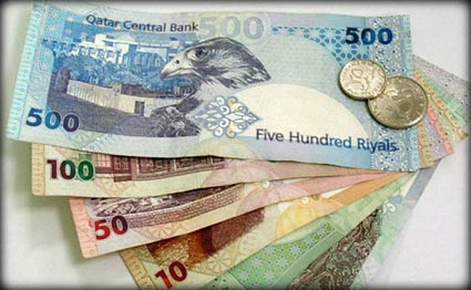 خبير اقتصادي: فَك عملة قطر عن الدولار مسألة وقت