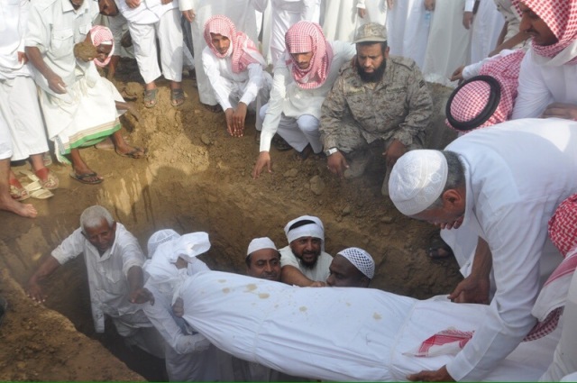جموع المصلين يؤدون صلاة الميت على الشهيد حسن الصميلي
