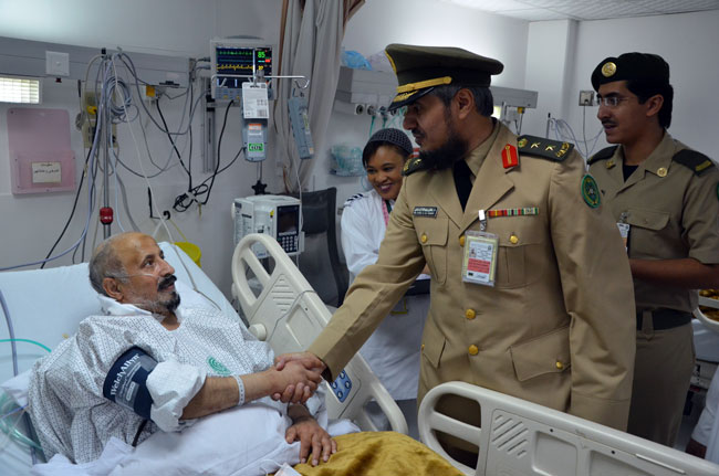 آل مرضي يعايد المنومين بمستشفى القوات المسلحة بالجنوب
