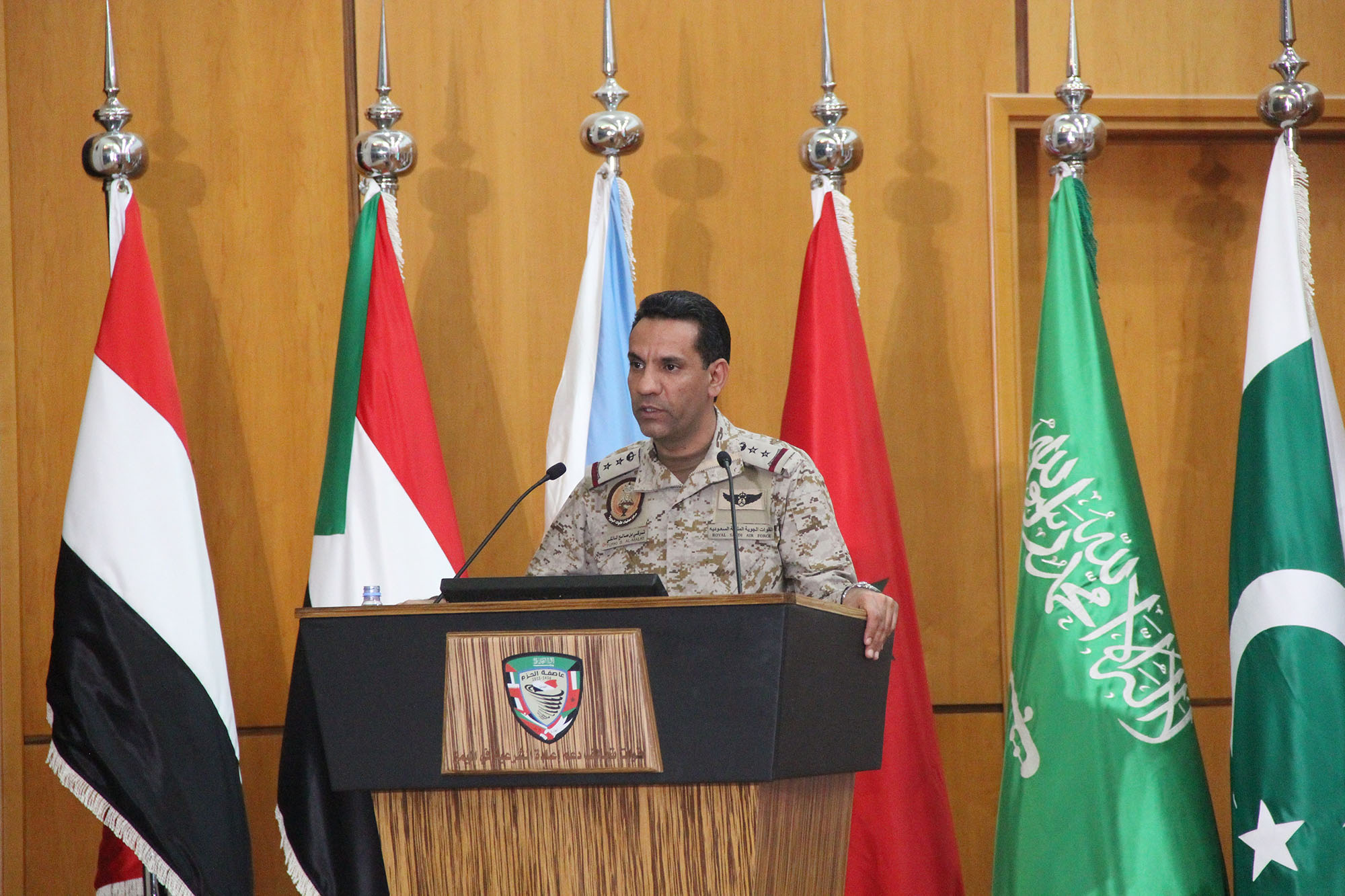 في مؤتمر صحفي.. التحالف يعرض أدلة تورُّط إيران في تهريب الصواريخ للحوثيين