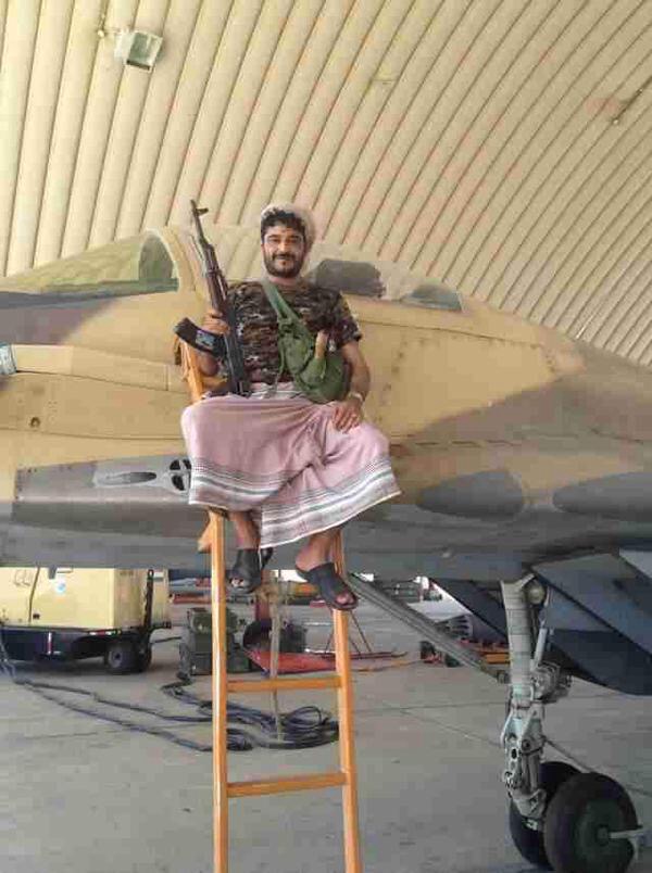 الصورة الأكثر انتشاراً.. مقاوم يمني يلتقط صورة مع “ميق 29” بقاعدة “العند”