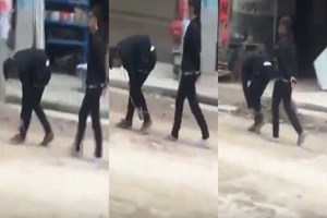 بالفيديو.. امرأة تجبر ابنها على التجوال مكبلاً في الشوارع