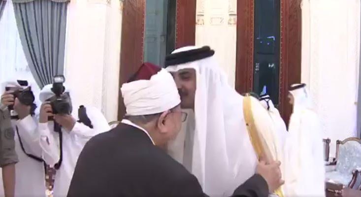 بالفيديو.. تميم #قطر يقبل رأس هذا الأفعى !