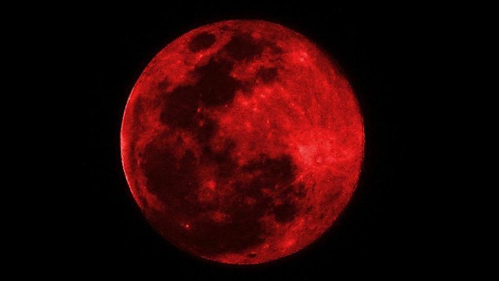 بالصور.. القمر الدموي يظهر في سماء المملكة