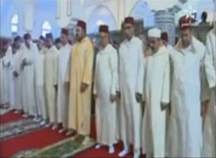 إمام مسجد ينسى الفاتحة في صلاة الجمعة بحضور ملك المغرب‬