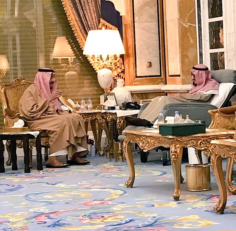 الملك يزور الأمير بندر بن عبدالعزيز للإطمئنان على صحته