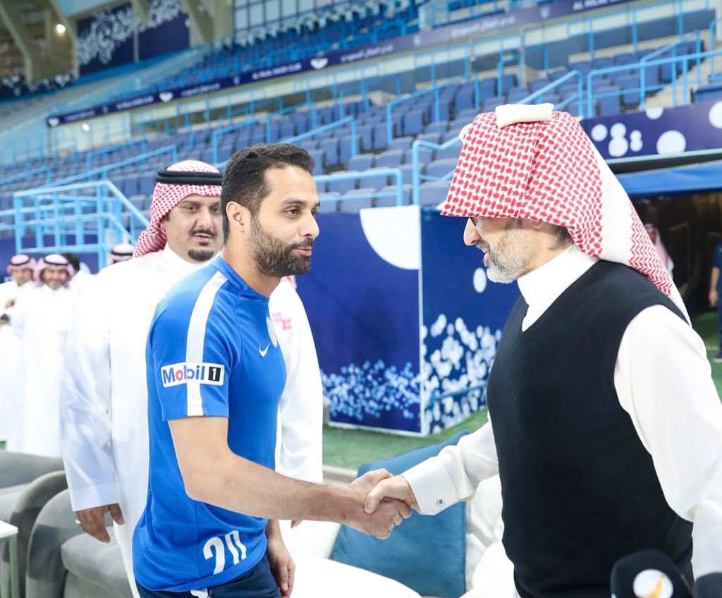 بالصور.. الوليد بن طلال يزور الهلال ويعد اللاعبين بمكافآت خاصة