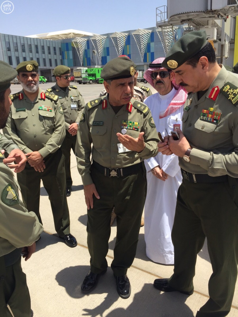 اللواء اليحيى يطلع على عمل #الجوازات في مطار الأمير محمد بن عبدالعزيز