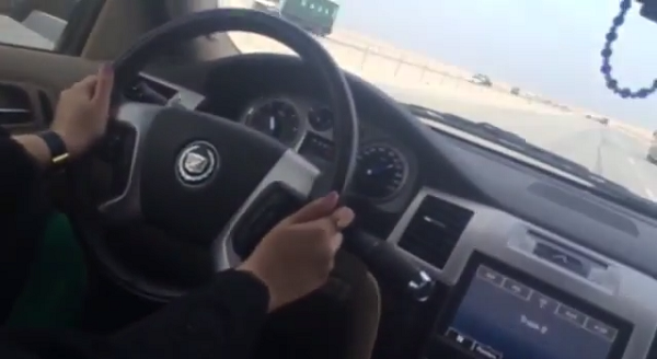 بالفيديو ..“صامتة” تقود سيارتها من الدمام إلى الرياض