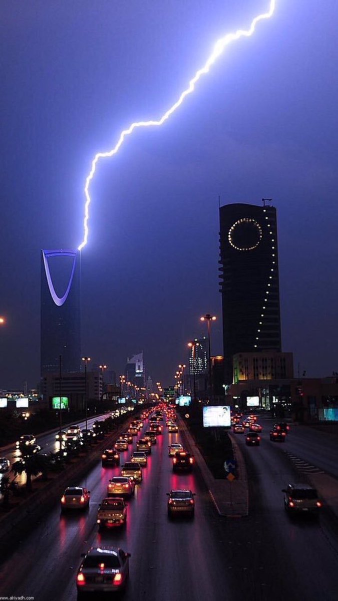 شاهد.. أمطار الرياض توثقها صور ومقاطع المواطنين