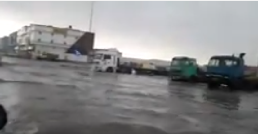 بالفيديو.. مركبات تكافح جرف السيول لها في الشرقية