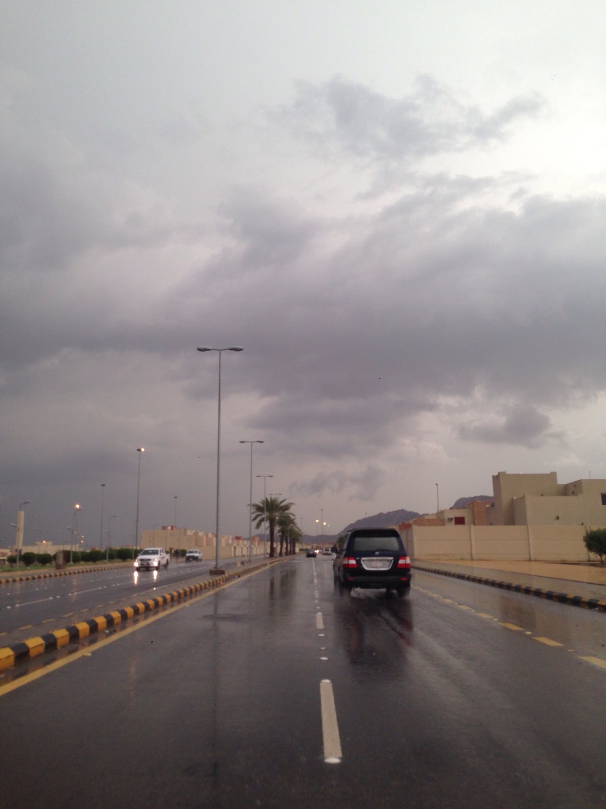 أمطار رعدية غزيرة على #جازان و #المدني يحذر المواطنين