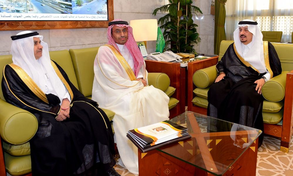 فيصل بن بندر يبحث تطوير مجالات الثقافة مع رئيس أدبي الرياض