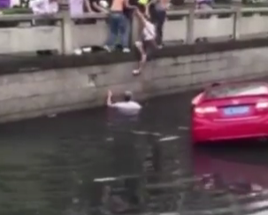 شاهد..  إنقاذ سيدة صينية سقطت بسيارتها في النهر بعدما ضغطت على دواسة الوقود بدلا من الفرامل