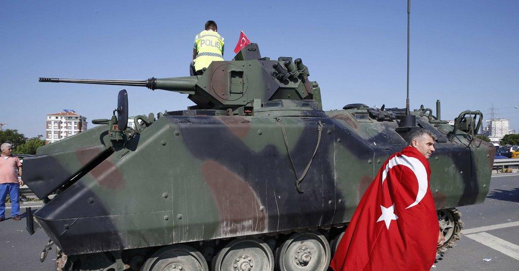 الدبابات التركية تنسحب من أنقرة وإسطنبول