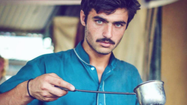 بائع شاي أفغاني إلى مصاف نجوم العالم.. وهذه قصته
