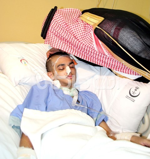 شاهد بالصور أمير الباحة يقبل ويرقي مريضاً في غيبوبة