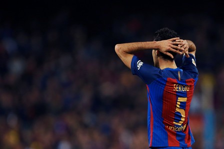 epa05658389 FC Barcelona's Spanish midfielder Sergio Busquets reacts during the Primera Division match between FC Barcelona and Real Madrid at Camp Nou stadium in Barcelona, Catalonia, Spain, 03 December 2016. EPA/ALEJANDRO GARCIA