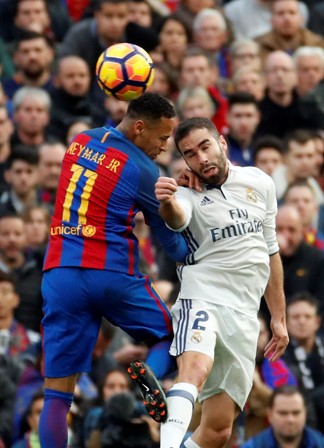 epa05658169 Real Madrid's Spanish defender Daniel Carvajal (R) goes for a header against FC Barcelona's Brazilian striker Neymar da Silva during the Primera Division match between FC Barcelona and Real Madrid at Camp Nou stadium in Barcelona, Catalonia, Spain, 03 December 2016. EPA/ALBERTO ESTEVEZ