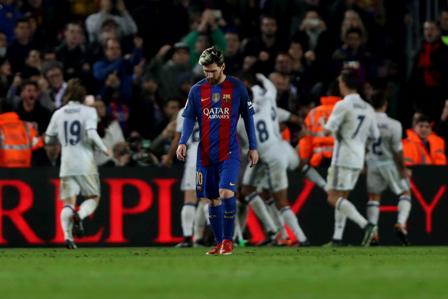 epa05658386 FC Barcelona's Argentinian striker Lionel Messi (C) reacts as Real Madrid's players celebrate Sergio Ramos' equalizer during the Primera Division match between FC Barcelona and Real Madrid at Camp Nou stadium in Barcelona, Catalonia, Spain, 03 December 2016. EPA/TONI ALBIR