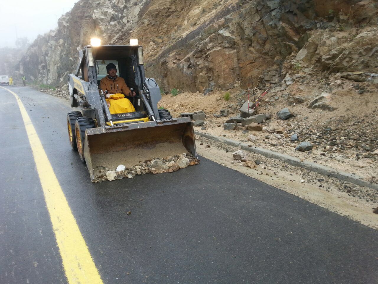 بلدية بني عمرو تستنفر فرق الطوارئ على مدار الساعة (1)